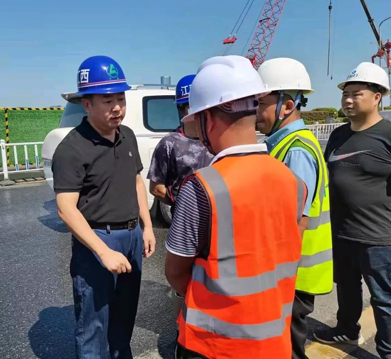 羅輝到沿江中北大道快速路改造工程、真君路隧道工程項(xiàng)目檢查工作